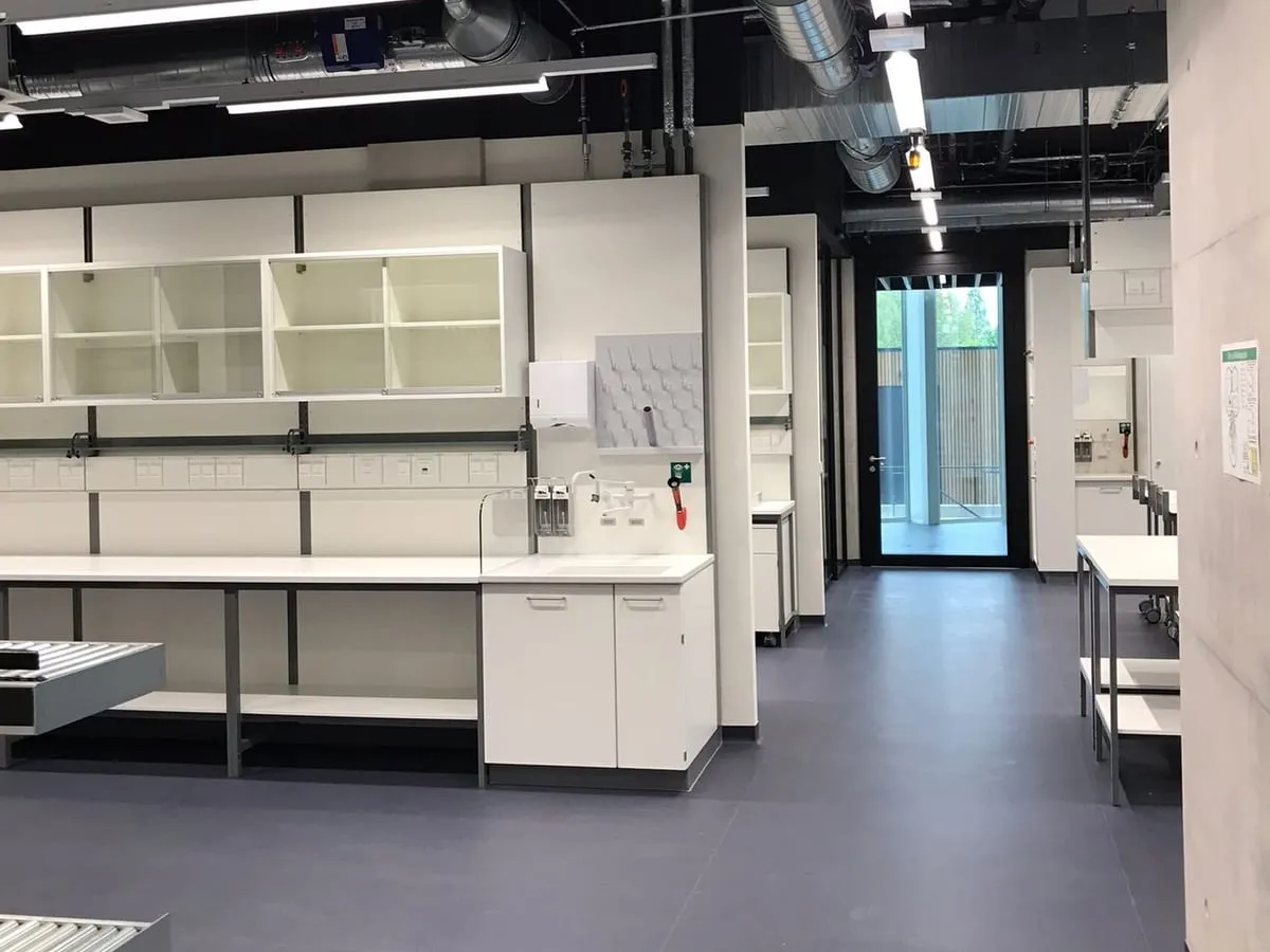 2.500 m² gegossener Hohlraumboden mit Linoleum Oberboden — Bild 1