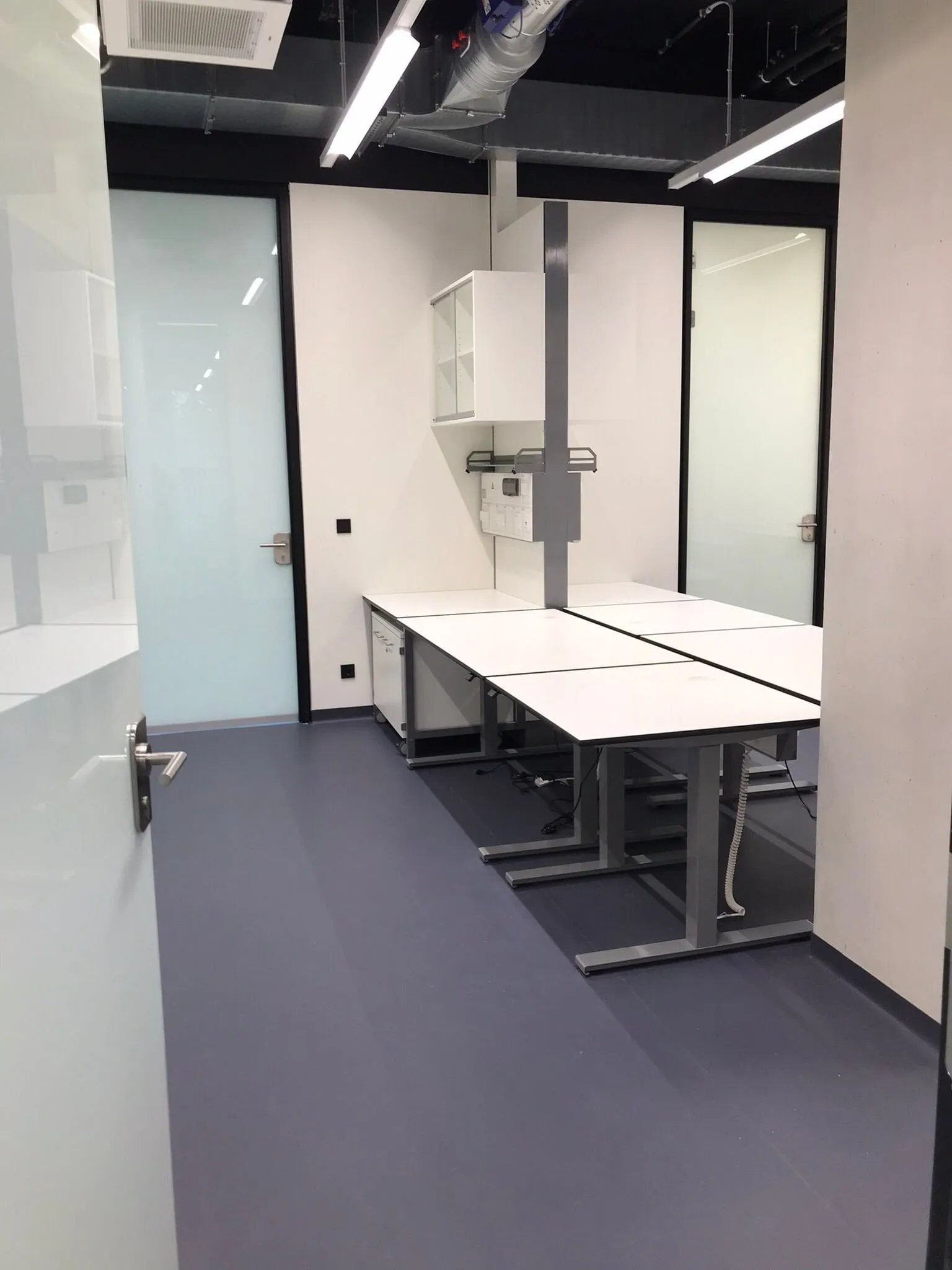 2.500 m² gegossener Hohlraumboden mit Linoleum Oberboden — Bild 3