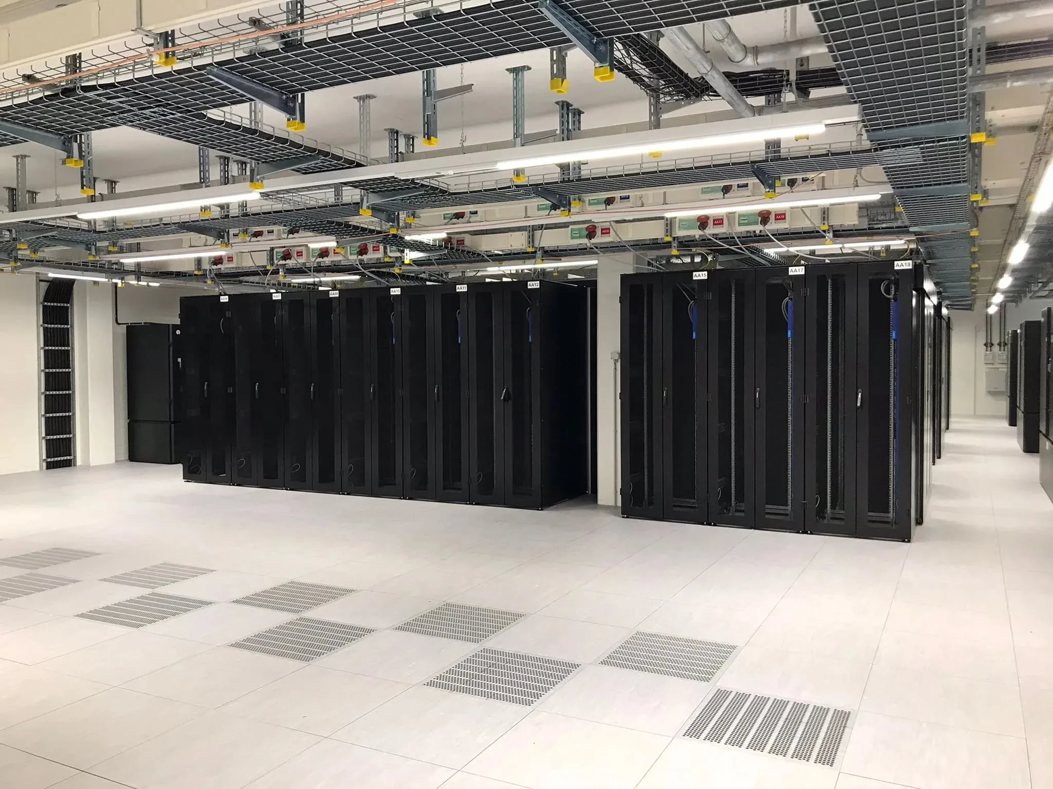 350 m² Schaltwartenboden für deutsches KI-Rechenzentrum — Bild 1