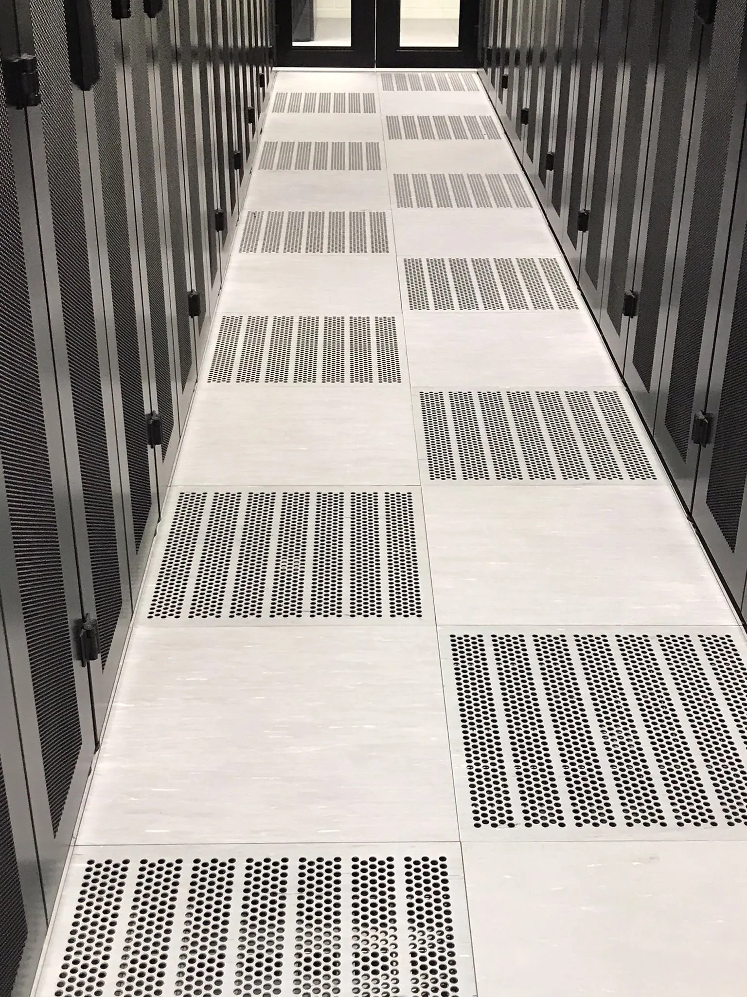 350 m² Schaltwartenboden für deutsches KI-Rechenzentrum — Bild 3