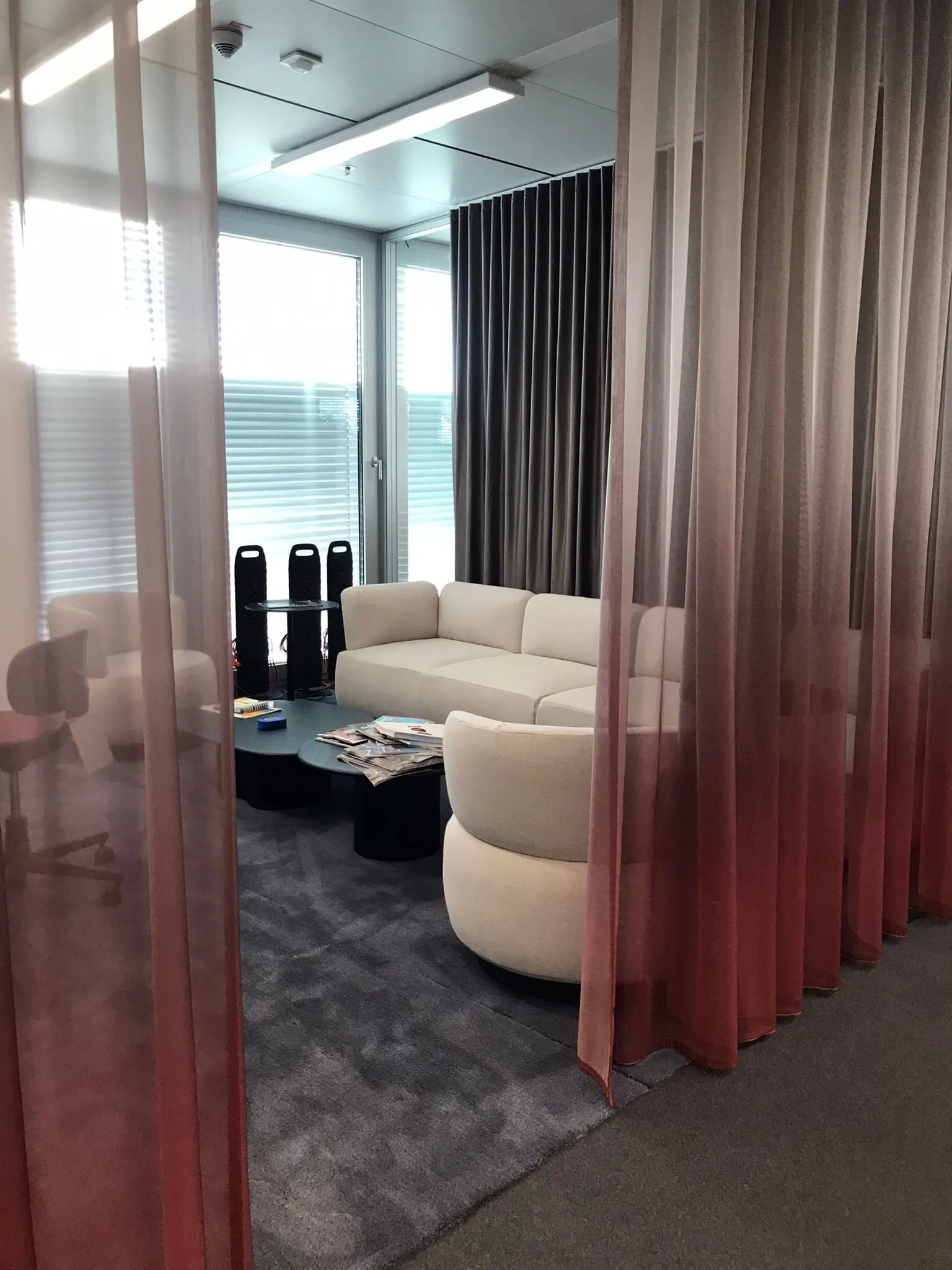 5.400 m² Oberboden in 34 Loungebereichen – Energieversorger Essen — Bild 4
