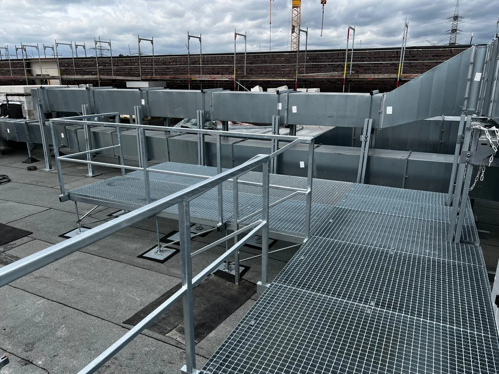 Aufgeständerte Gitterrostböden auf Dachkonstruktion — Bild 1