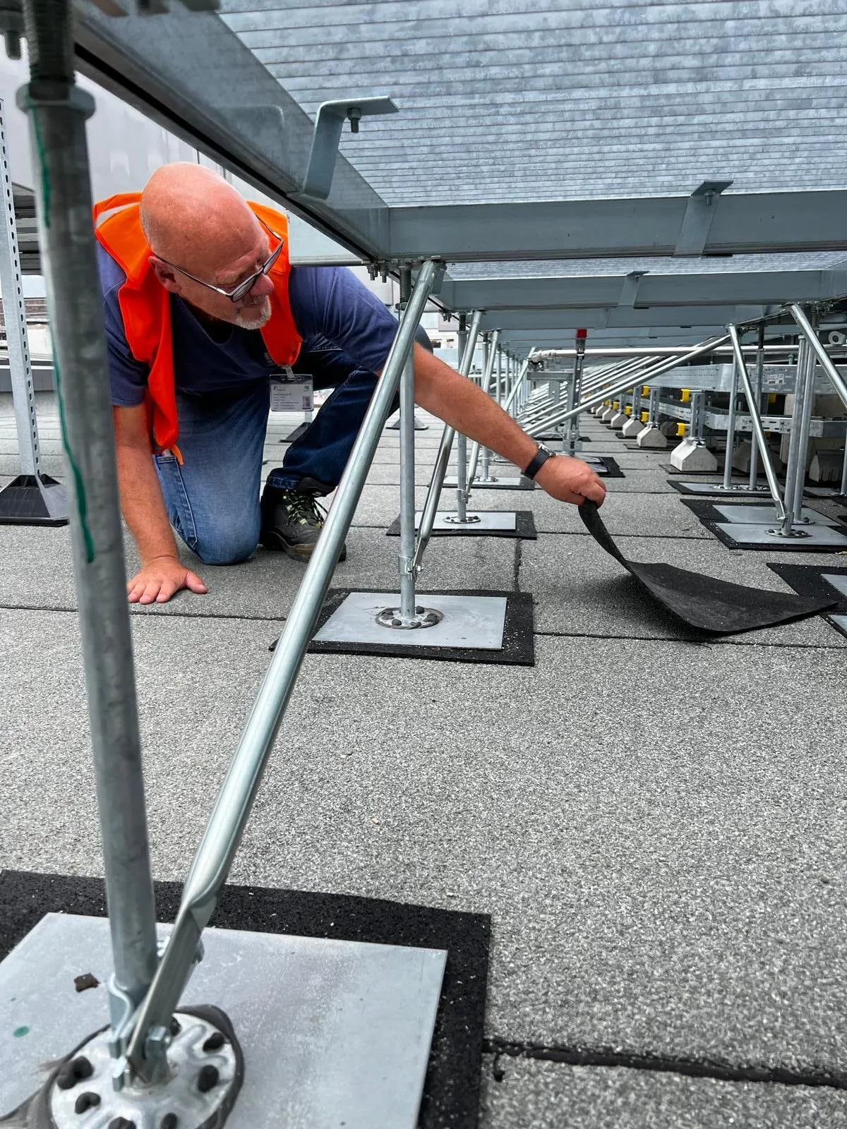 Aufgeständerte Gitterrostböden auf Dachkonstruktion — Bild 4