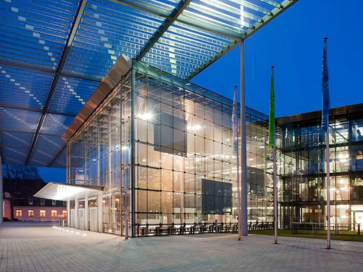 Klimatisierter Trockenhohlraumboden in Empfangshalle — Bild 1