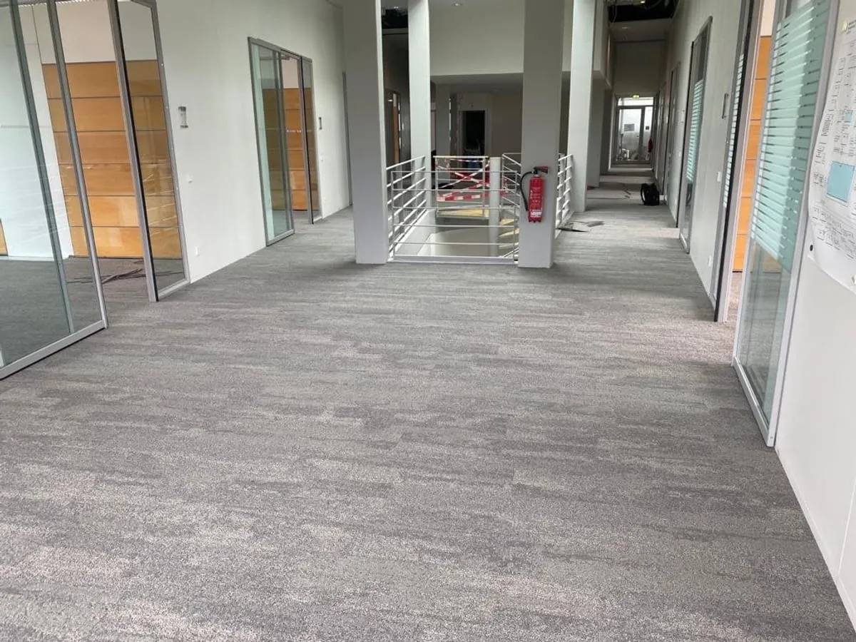 Oberbodenverlegung für Büroflächen einer Bahngesellschaft — Bild 1