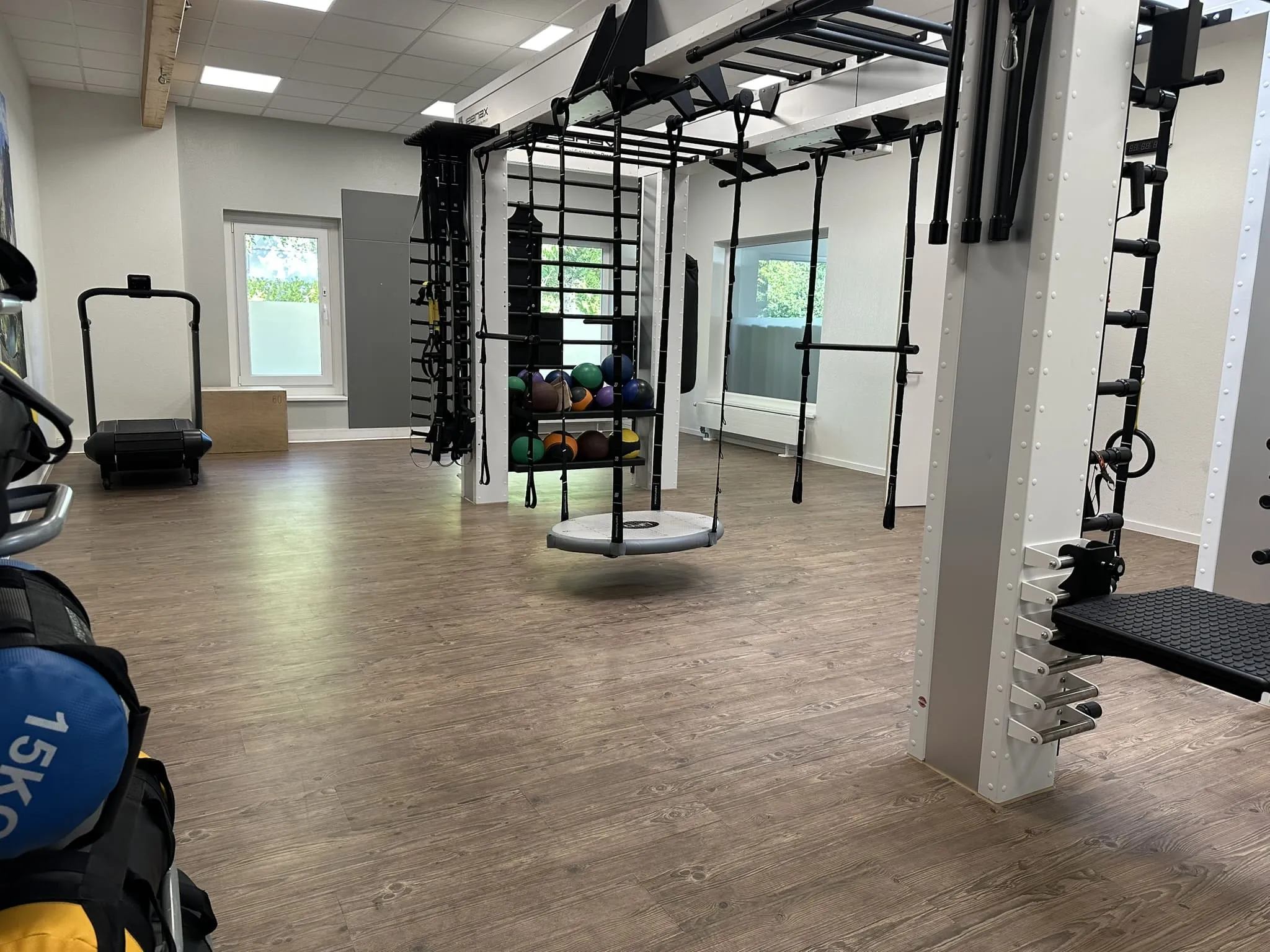 300 m² LVT-Boden in Holzoptik für das RWE-Fitnesscenter in Essen — Bild 2